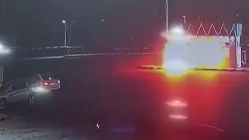 شاهد.. لحظة اقتحام سيارة مسرعة لكشك في الدغارير واشتعالها