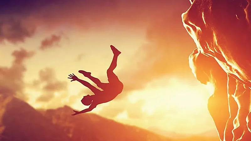 سقوط شاب من قمة جبل أثناء محاولته الذهاب إلى المرحاض