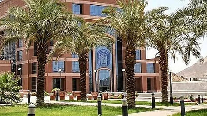 جامعة طيبة تُكرم الكفاءات الصحية والتعليمية بألقاب مهنية وإكلينيكية