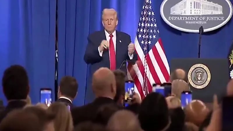ترامب يرقص بعد خطابه في وزارة العدل الأمريكية.. فيديو