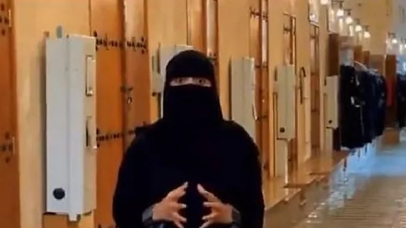 شاهد.. "لطيفة العويض" أول مراسلة منقبة تظهر على الشاشة