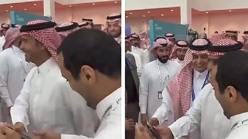 مواطن يطلب من وزير البلدية والإسكان اختيار فلتر أثناء التقاط صورة معه.. فيديو