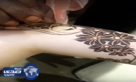 بالفيديو..دينا بطمة تتبع خطى حليمة بولند وتنشر صور خضوعها لوضع الحنه