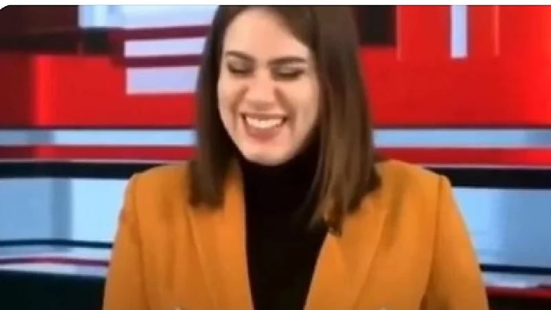 شاهد.. مذيعة تنفجر ضحكاً عند قرائتها لتصريح وزير