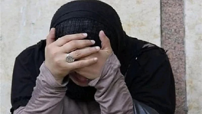 ربة منزل تعذب فتاة لإجبارها على ممارسة الدعارة