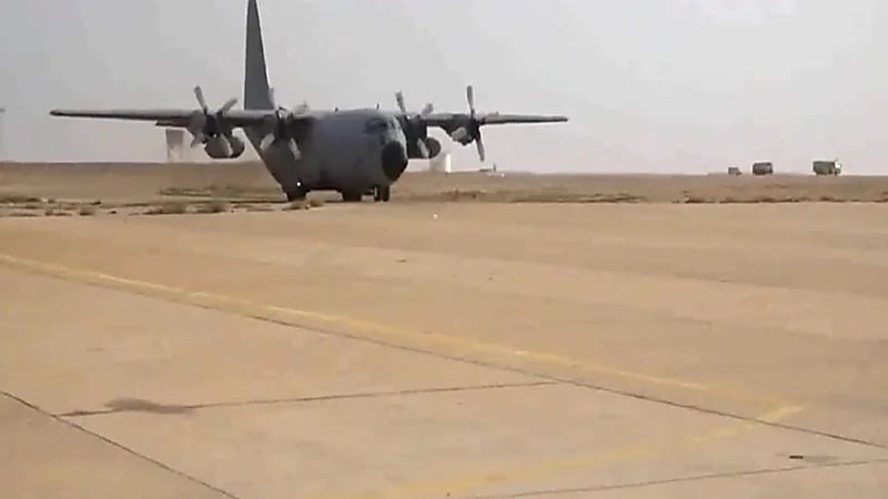 بالفيديو.. التحالف يجلي 200 يمني من العالقين بسقطري