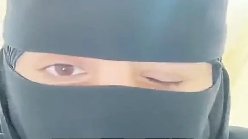 بالفيديو .. فتاة تفقد إحدى عينيها بسبب النوم بالعدسات اللاصقة