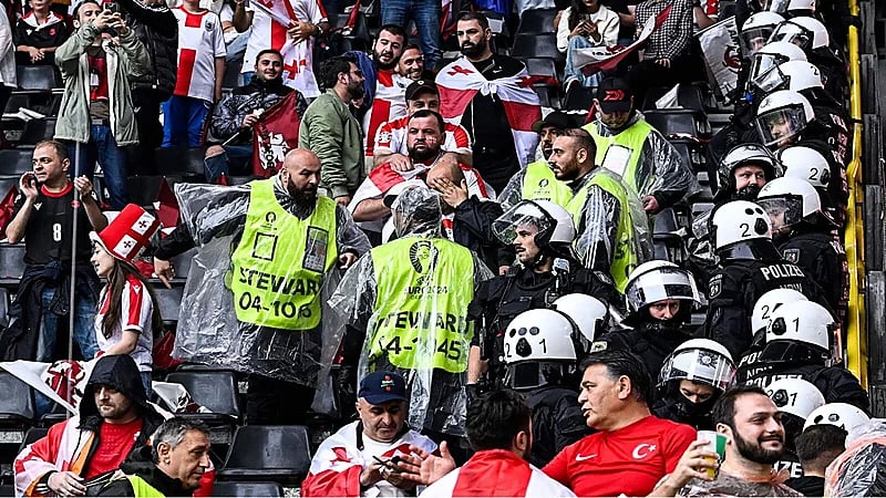 اشتباكات بالأيدي بين جماهير تركيا وجورجيا .. فيديو