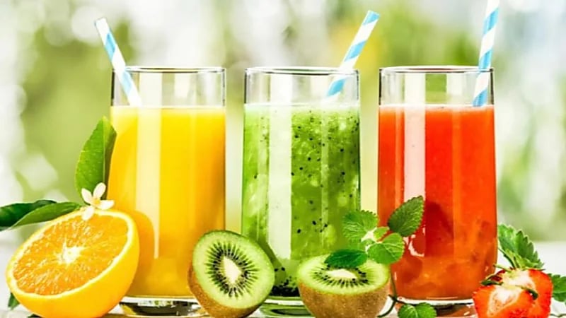 عصائر مختلفة تقدم على مائدة إفطار رمضان