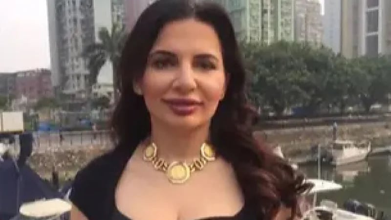 ‎أمريكا تعلن مكافأة مالية كبيرة للعثور على سيدة اتهمت بعملية احتيال عملاقة .. فيديو