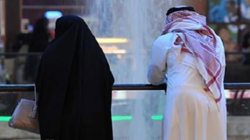 مستشار أسري: بعض الأزواج يخجلون من احتضان وتقبيل زوجاتهم