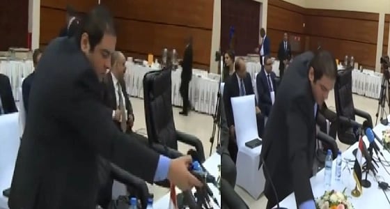 بالفيديو.. الوفد المصري يلقي ميكروفون " الجزيرة " بعيدًا