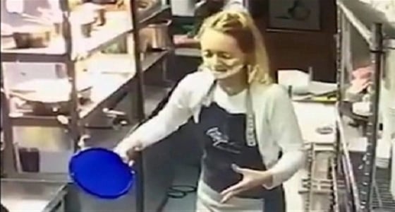 بالفيديو.. موقف محرج لعاملة بمطبخ مطعم