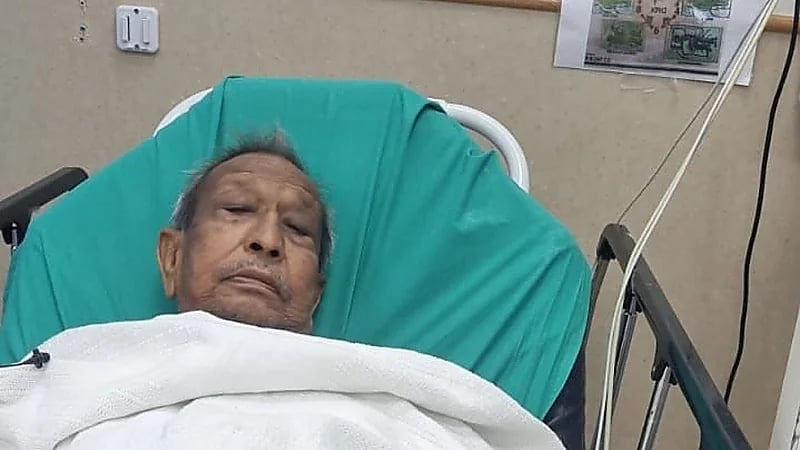 فريق طبي بجدة يباشر حالة أحد المرضى ممن تم إجلاؤهم من السودان