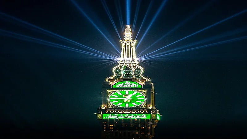 ساعة مكة تحتفي بقدوم عيد الأضحى المبارك