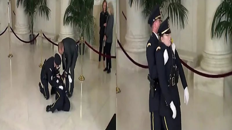 انهيار وسقوط حارسة الشرف أمام نعش قاضية أمريكية .. فيديو