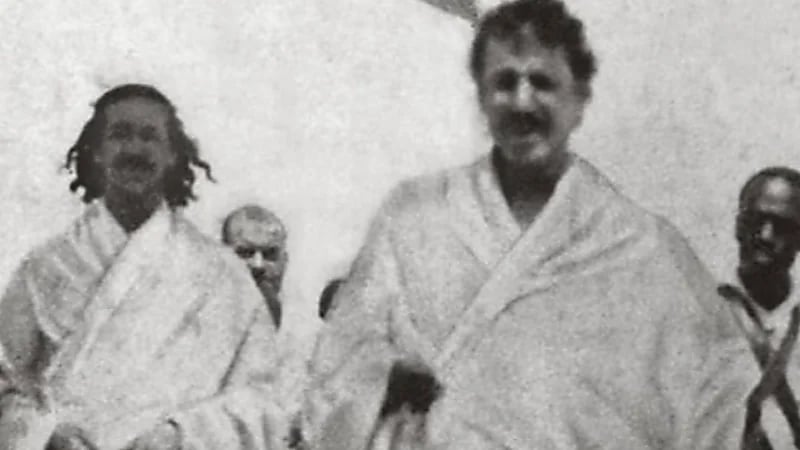 صورة تاريخية موثقة للملك عبدالعزيز وابنه الملك سعود بملابس الإحرام