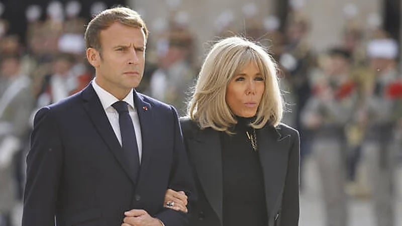 صحفي يحرج ماكرون: انت قدوة يجب ألا تتزوج معلمتك (فيديو)