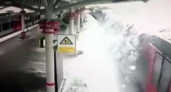 فيديو مروع لانهيار ثلجي فوق قطار