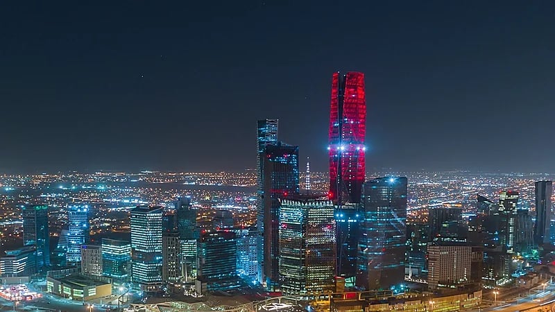 فيديو.. "الأحمر" يكسو أطول برج بمركز الملك عبدالله المالي في اليوم العالمي للتبرع بالدم