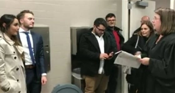 بالفيديو.. عروسان يعقدان حفل زفافهما بالحمام لسبب غريب