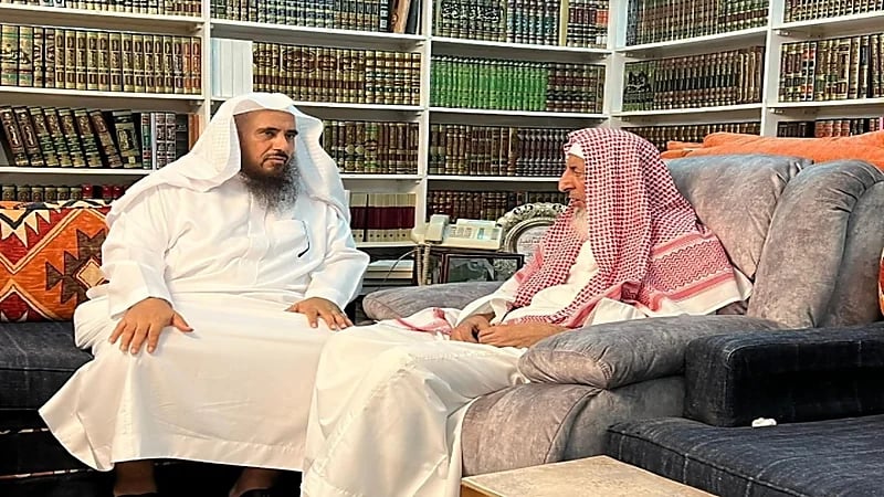 "الخثلان" يزور مفتي المملكة بعد عودته من الحج