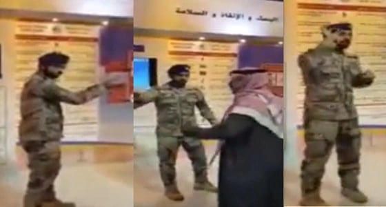 بالفيديو.. أحد أفراد حرس الحدود يتواصل بالإشارة مع زائر بالجنادرية 32