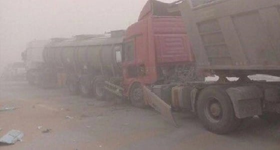 بالصور.. تصادم جماعي بسبب الغبار على طريق الشمال الدولي غرب عرعر