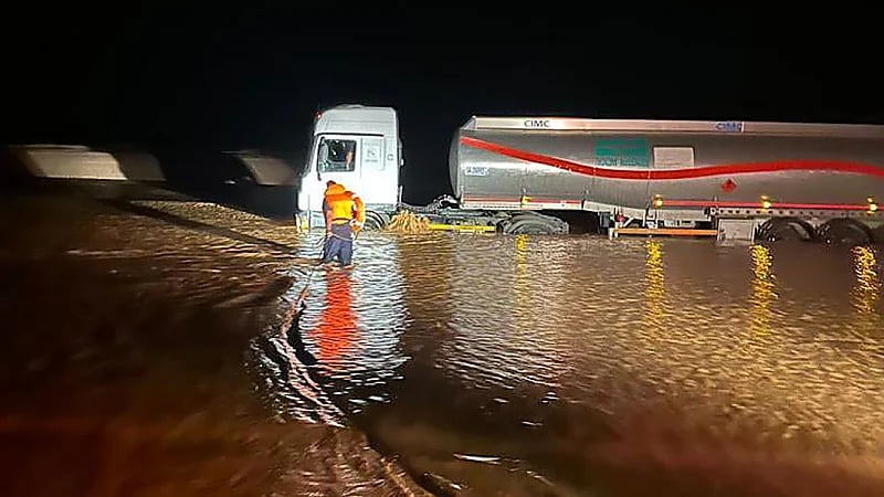 إنقاذ 6 أشخاص احتُجزوا في سيل داخل مركباتهم بالأفلاج