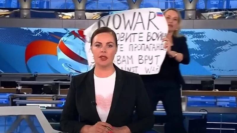 تغريم صحفية روسية بسبب احتجاجها على الغزو الروسي لأوكرانيا