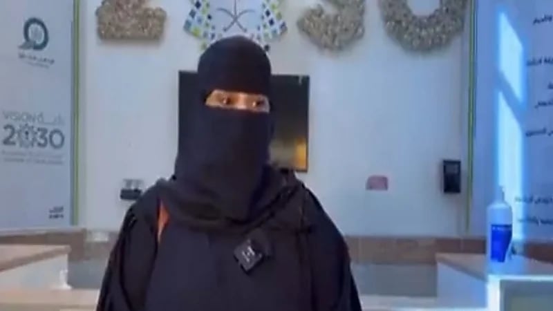 شاهد.. مواطنة تحصل على الماجستير بعد انقطاع 16عاما عن التعليم