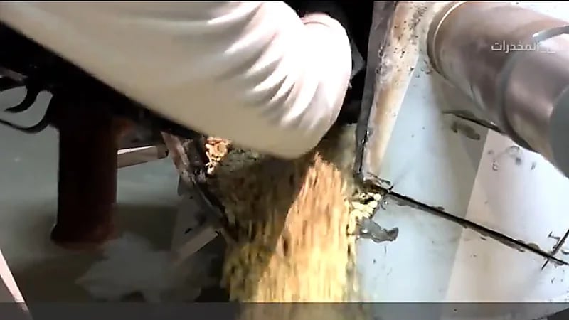 ضبط 1,613,000 قرص من مادة الإمفيتامين المخدر داخل أحد الأحواش بجدة .. فيديو