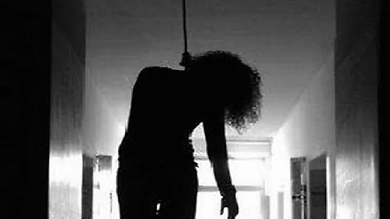 العثور على عروس مشنوقة داخل غرفة النوم