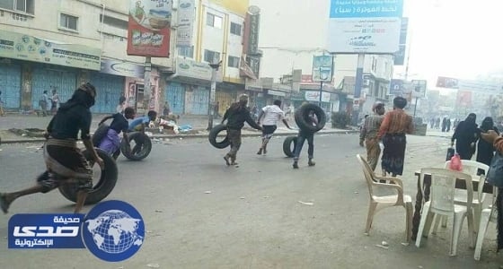 ملثمون يحرقون الإطارات ويطلقون النار بأحد شوارع تعز
