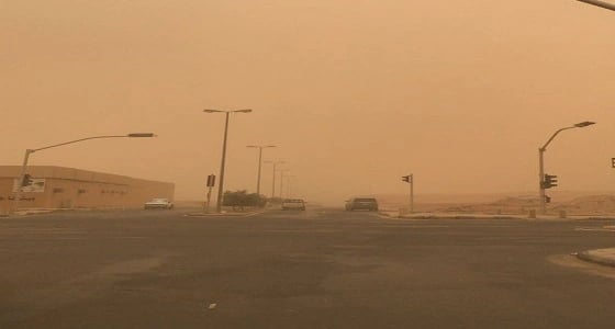 بالفيديو والصور.. موجة غبار تجتاح " القريات " .. وتؤدي لانقطاع التيار الكهربائي
