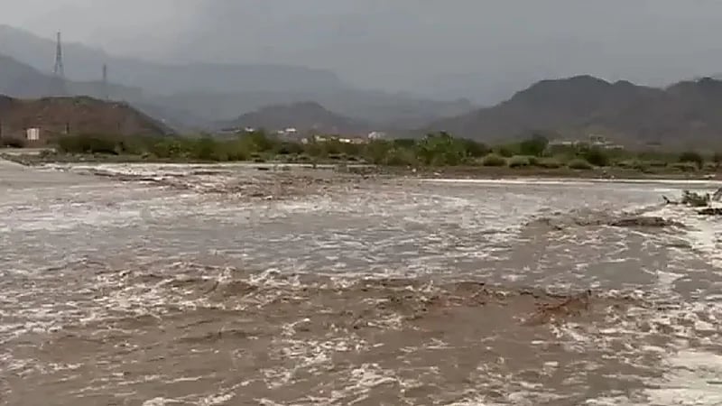 شاهد .. جريان السيول العارمة كالأنهار جنوب المخواة
