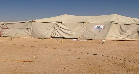 بالصور.. " بلدية الروضة " تنذر المخيمات المخالفة بملصقات تحذيرية