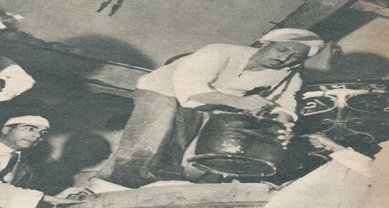 صورة نادرة لحارس بئر زمزم عام 1950