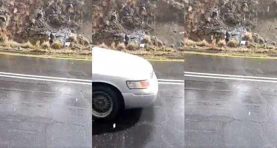 بالفيديو.. حبات البرد تتلألأ بين المركبات في شوارع الطائف