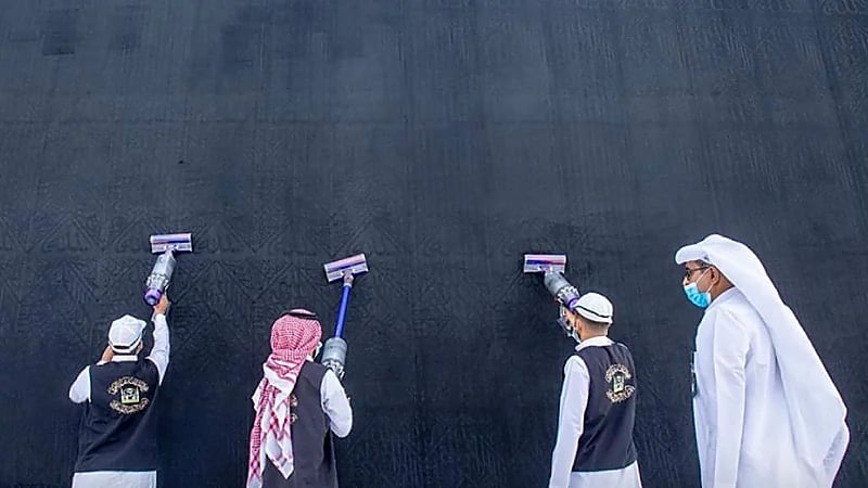 بالصور.. اطلاق ماكينة شفط ذكية لتنظيف ثوب الكعبة المشرفة