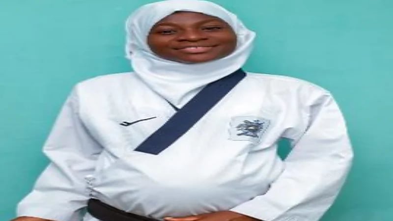 شاهد.. لاعبة تايكوندو تفوز بميدالية ذهبية وهي حامل بالشهر الثامن