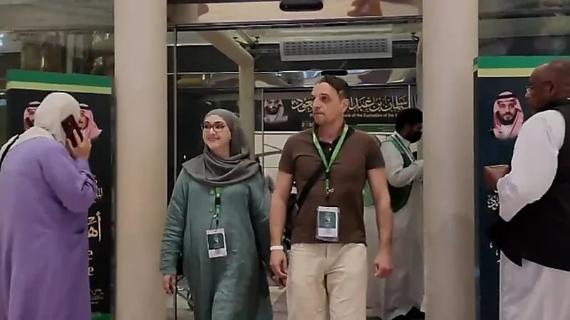 بوسنية تُفاجأ بقبولها في برنامج ضيوف خادم الحرمين قبل إقلاع الرحلة .. فيديو