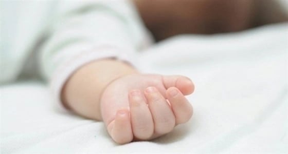 سيدة تكتم أنفاس ابنيها بـ " وسادة " ثم تقطع شرايين يدها