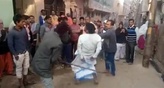 بالفيديو.. قرويون يلقون كاهنا درسا قاسيا لاستغلاله النساء جنسيا