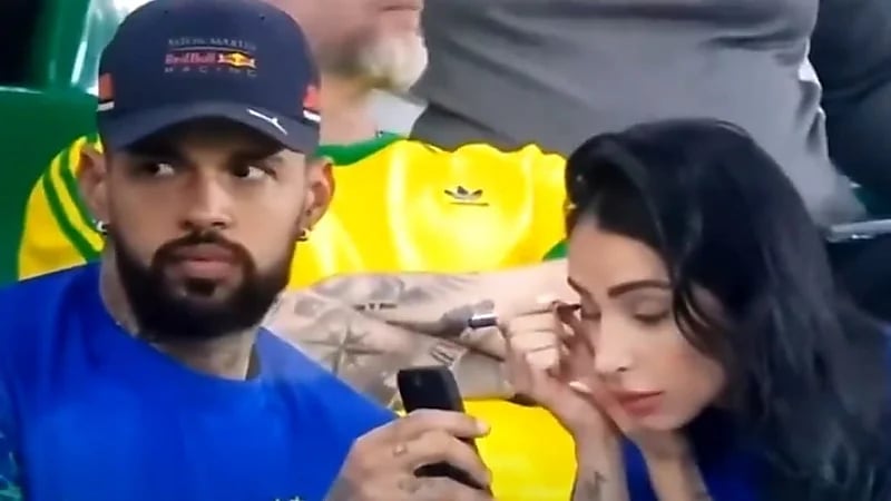 فتاة تجعل صديقها يمسك لها الجوال لكي تضع مكياج أثناء مباراة لكرة القدم.. فيديو