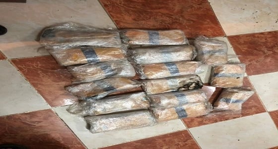 الإطاحة بمقيم يمني بحوزته 15 بلاطة حشيش