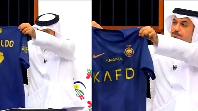 رونالدو يهدي قميصه لمذيع المجلس .. فيديو