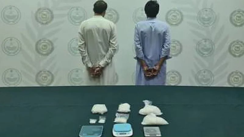 ضبط مقيمين لترويجهما كيلوجرام من مادة الميثامفيتامين المخدر بالرياض