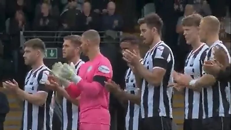 شاهد .. جماهير نادي اسكتلندي يهتفون ضد العائلة المالكة أثناء الوقوف حداداً على الملكة إليزابيث