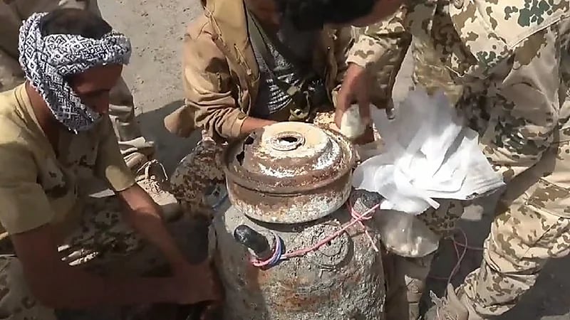 إتلاف لغمًا زرعه الحوثيون بمياه البحر الأحمر